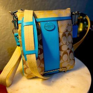 NWOT COACH Signature Kitt Swing
Pack Crossbody Khaki
Blue Stripe Colorblock Bag